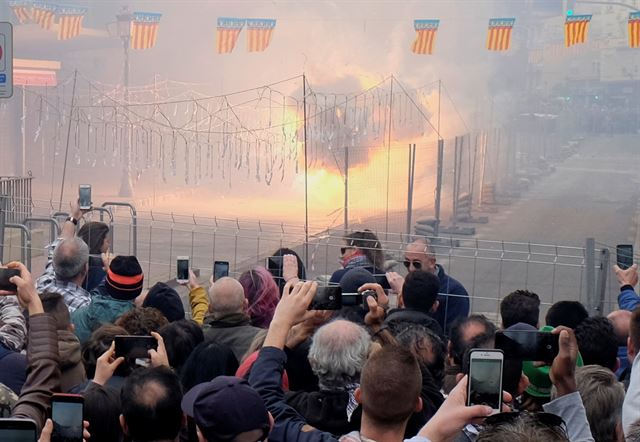 스페인 발렌시아에서 열린 라스 파야스 축제에 참가자들이 지상에서 터트리는 폭죽놀이를 즐기고 있다. 로이터 연합뉴스