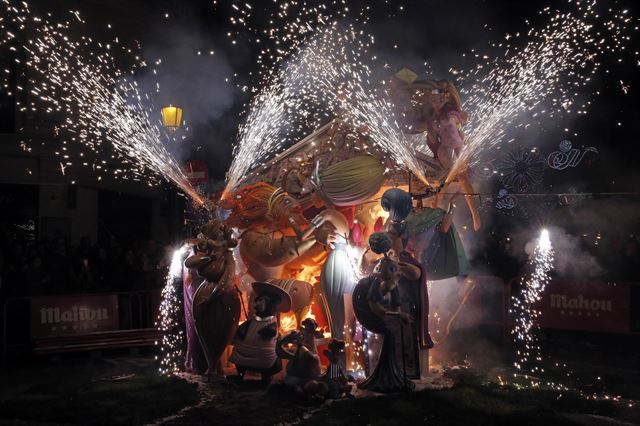 19일(현지시간) 전통축제 '라스 파야스'(Las Fallas)가 열리고 있는 스페인 발렌시아에서 '파야'로 불리는 인형들이 불꽃을 뿜어내고 있다. AP 연합뉴스