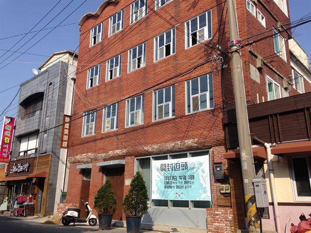 전북 군산시 영화동의 이당미술관 건물 전경. '영화장'으로 영업 당시 1층은 남녀 대중목욕탕으로, 2층부터는 개인 욕실을 완비한 객실로 이용됐다. 이당미술관 제공