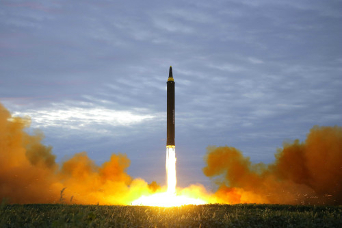 평양 순안비행장에서 화성-12 중거리탄도미사일(IRBM)이 태평양으로 발사되고 있다. 연합뉴스