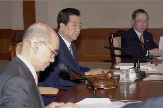 2000년 김대중 당시 대통령이 주재한 국무회의에 참석한 이헌재 재정경제부 장관(오른쪽)과 박태준 국무총리(왼쪽).