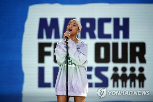 미국 워싱턴DC에서 24일(현지시간) 열린 총기규제 집회에서 유명가수 아리아나 그란데가 무대에 올라 노래하는 모습 (AP=연합뉴스)