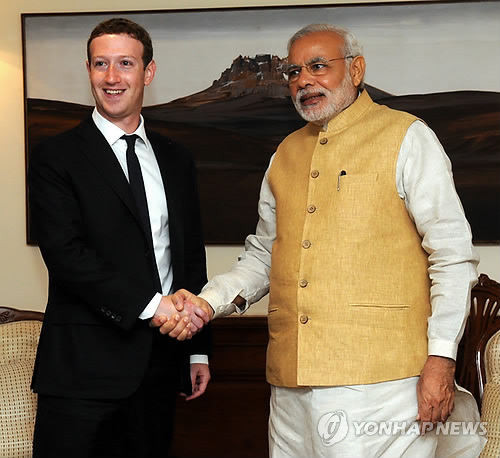 2014년 10월 인도 수도 뉴델리에서 나렌드라 모디(오른쪽) 인도 총리와 마크 저커버그 페이스북 최고경영자(CEO)가 악수하고 있다.[EPA=연합뉴스 자료사진]
