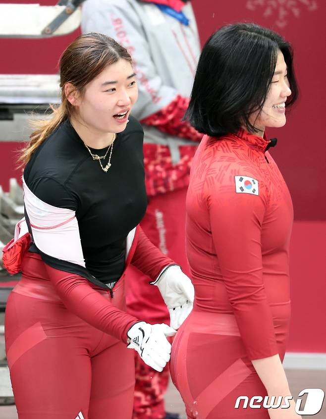 2018 평창 동계올림픽에 출전했던 여자 봅슬레이 국가대표 김민성(왼쪽), 김유란이 NC 다이노스 홈 경기 시구자로 나선다. /뉴스1 © News1 이재명 기자