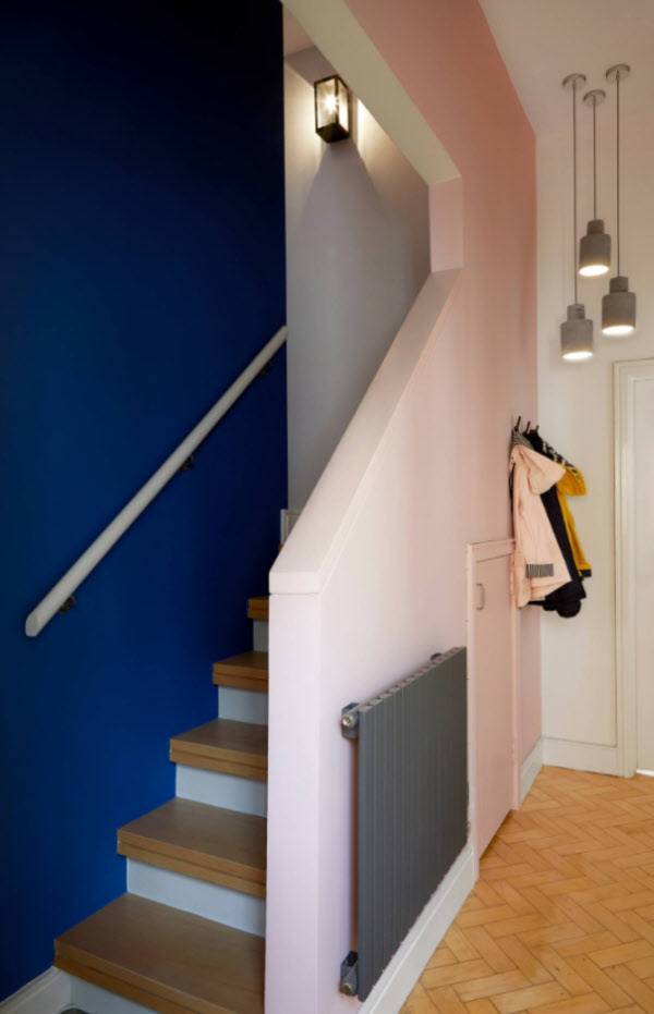 2층으로 올라가는 계단은 파란색과 분홍색으로 칠했다./ kiadesigns.co.uk