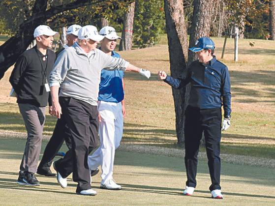 도널드 트럼프 미국 대통령(왼쪽 앞)과 아베 신조 일본 총리가 지난해 11월 가스미가세키 골프장에서 서로 주먹을 맞대는 인사를 하고 있다. [연합뉴스]