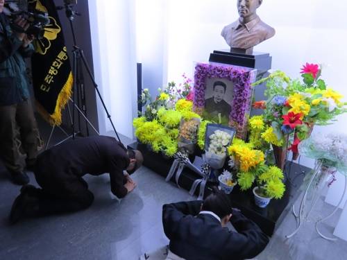 안중근 의사 추모가 큰 절 (선양=연합뉴스) 26일 중국 랴오닝성 다롄의 뤼순감옥박물관에서 열린 안중근 의사 108주기 추모식 도중 추모가를 부른 팝페라 남녀가수 듀오아임이 안 의사 영정에 큰 절을 올리고 있다.