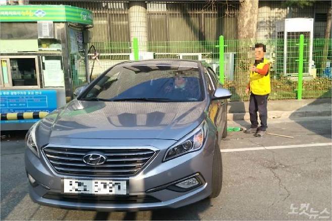 서울의 한 주차장에서 주차관리인이 마스크를 쓰지 않은 채 일하고 있다.(사진=이형탁 수습기자)