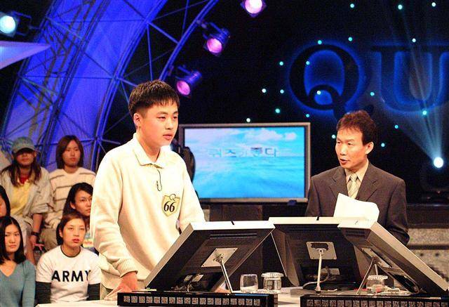 천만원대 상금을 놓고 출연자들의 긴장감 있는 경쟁을 보여준 <생방송 퀴즈가 좋다> 프로그램. 문화방송 제공