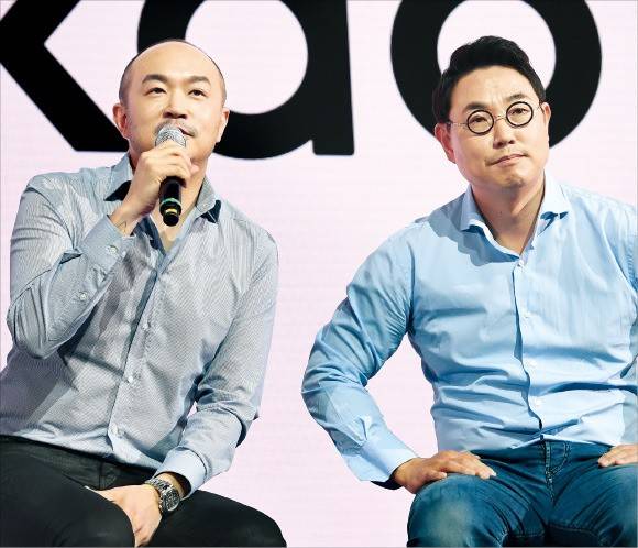 조수용(왼쪽)·여민수 카카오 공동대표가 27일 서울 소공동 웨스틴조선호텔에서 열린 기자간담회에서 질문에 답하고 있다. /김영우 기자 youngwoo@hankyung.com
