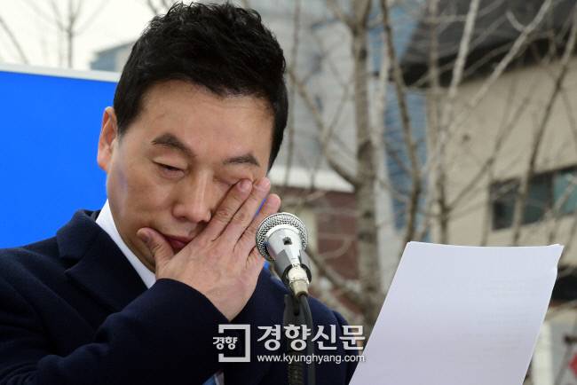 정봉주 전 의원이 지난 18일 서울 마포 경의선 숲길공원에서 6.13 지방선거 서울시장 출마 선언을 하는 도중 눈물을 닦고 있다. 권호욱 선임기자
