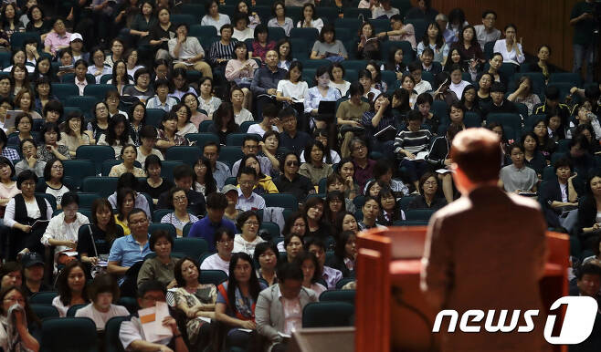 서울지역 자사고 연합 설명회를 찾은 학부모들이 강사의 설명을 경청하고 있다./뉴스1 DB© News1 오대일 기자