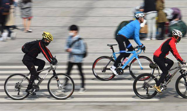 로드바이크, MTB 이용자들이 보행자 사이를 달리고 있다.