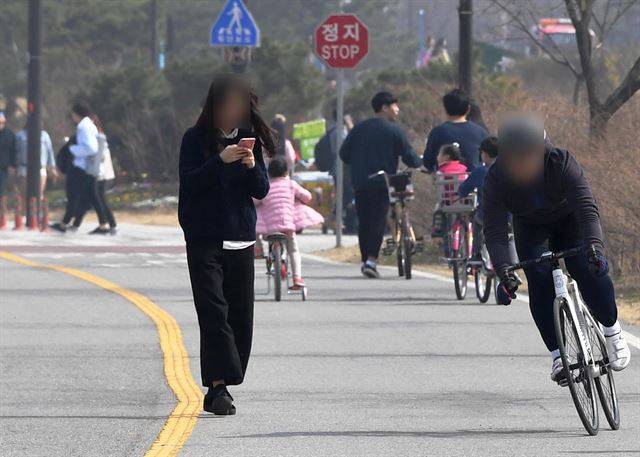 자전거도로 위를 걸으면서 자전거에 대해 신경을 쓰지 않는 보행자들도 사고의 요인이 된다. 휴대폰을 보며 걷는 보행자를 피하기 위해 한 자전거 이용자가 중앙선을 훌쩍 넘어 주행하고 있다.