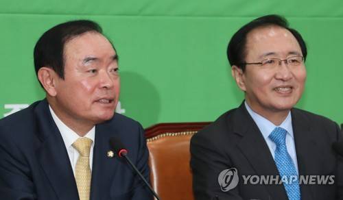 인사말하는 장병완 원내대표 (서울=연합뉴스) 백승렬 기자 = 민주평화당 장병완 원내대표가 20일 국회 평화당 대표실에서 공동교섭단체 구성을 위해 정의당 노회찬 원내대표와 만나 인사말을 하고 있다. 2018.3.20 srbaek@yna.co.kr