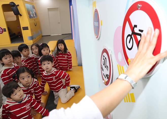 어린이들이 2층 교통안전체험관에서 교통안전표지판을 바라보며 안전교육을 받고 있다. 우상조 기자