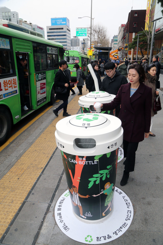 서울 서초구 버스 정류장에는 테이크아웃 컵을 버리는 분리수거함이 설치돼 있다. ［사진 서초구청］