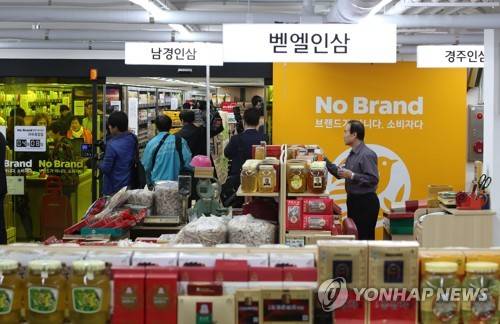 (서울=연합뉴스) 김주성 기자 = 5일 서울 동대문구 경동시장에 개점한 이마트 노브랜드 상생스토어를 시민들이 이용하고 있다.