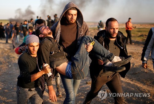 최근 이스라엘과 팔레스타인 가자지구 국경에서 벌어진 시위에서 부상한 팔레스타인인 대피하는 모습 [REUTERS/Mohammed Salem=연합뉴스]