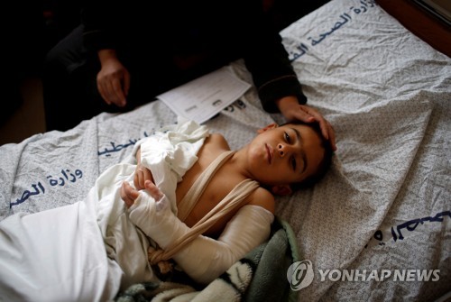 최근 이스라엘과 팔레스타인 가자지구 국경에서 부상한 소년이 병원에 누워있는 모습 [REUTERS/Mohammed Salem     TPX IMAGES OF THE DAY=연합뉴스]