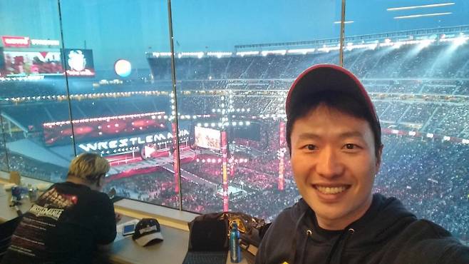 2015년 레슬매니아 현장에서 함께 한 정찬우 캐스터.
