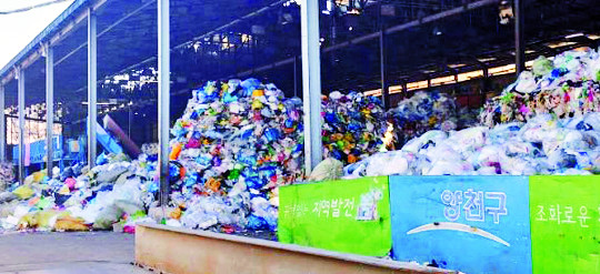서울 양천구 재활용 쓰레기 선별장에 4일 각종 재활용 쓰레기가 쌓여있다. 이곳에서 처리하는 재활용 쓰레기 중 80%는 재활용되지 않는 잔재폐기물이다. 강경루 기자