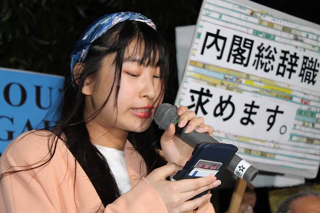 6일 저녁 도쿄 치요다구 일본 총리 관저앞에서 한 대학생이 아베 총리의 퇴진을 요구하는 발언을 하고 있다. ⓒ김경년