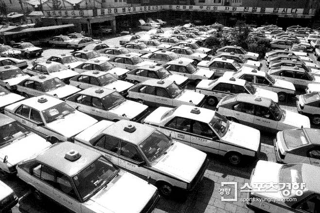 1989년 서울시내 택시회사 모습.  중형인 스텔라 택시와 포니2 모델이 정차돼 있다.