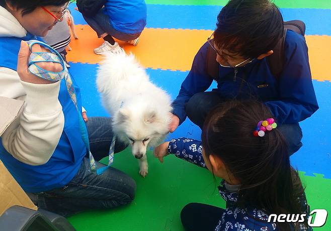 7일 서울숲공원을 찾은 어린이가 강아지를 만지기 전 냄새부터 맡게 하고 있다. © News1 최서윤 기자
