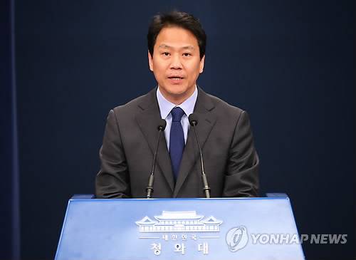 청와대 국민투표법 개정 촉구에 대한 입장 발표 (서울=연합뉴스) 황광모 기자 = 임종석 대통령 비서실장이 4일 오전 청와대 춘추관에서 국민투표법 개정 촉구에 대한 청와대의 입장을 발표하고 있다. 헌법재판소는 국내 거소 신고가 안 된 재외국민의 투표권 행사를 제한하는 내용의 국민투표법 14조 1항에 대해 2014년 헌법불합치 결정을 내린 바 있다. 개헌의 마지막 절차인 국민투표를 하려면 헌법재판소의 헌법불합치 결정을 받은 현행 국민투표법을 개정해야 하는 상황이다. 2018.4.4 hkmpooh@yna.co.kr
