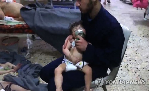 화학무기 의심 공격후 병원에서 산소마스크를 쓴 시리아 어린이 [AFP=연합뉴스]