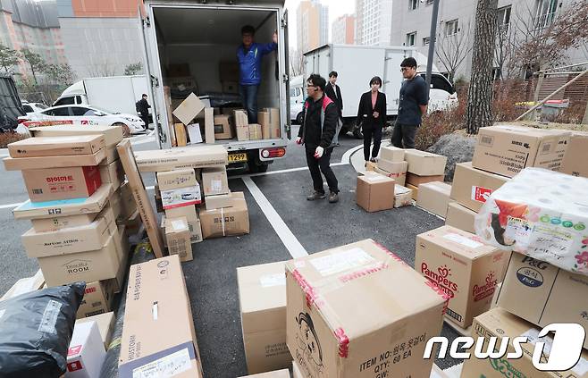 10일 오후 경기도 남양주 다산신도시의 한 아파트단지에 택배기사들이 배달물품을 내려 놓고 있다. 이 아파트는 입주민들이 택배차량의 지상주차장 출입을 통제해 논란이 되고 있다. 아파트 입주민들이 모인 인터넷 커뮤니티에서는 택배 논란을 언급하지 못하게 통제해 또 다른 논란을 야기하고 있다. 2018.4.10 © News1 이재명 기자