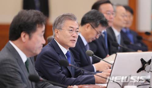 【서울=뉴시스】전진환 기자 = 문재인 대통령이 10일 오전 청와대 세종실에서 국무회의를 주재하고 있다. 2018.04.10. amin2@newsis.com