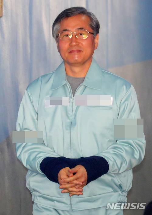 【서울=뉴시스】배훈식 기자 = 불법사찰 지시 혐의를 받고있는 추명호 전 국정원 국익정보국장이 10일 오전 서울 서초구 서울중앙지방법원에서 열린 1차 공판에 출석하고 있다. 2018.04.10. dahora83@newsis.com