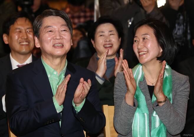 2017년 3월 19일, 당시 국민의당 대선주자로 나선 안철수 의원이 19일 오후 서울 종로구 마이크임팩트스퀘어에서 대선 출마선언에 앞서 부인 김미경 교수와 함께 지지자들의 영상을 보며 박수치고 있다. ⓒ공동취재사진