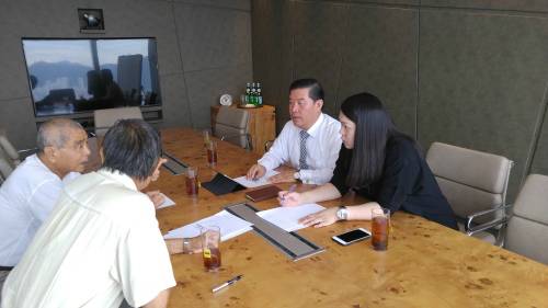 홍콩의 대표적인 랜드마크 빌딩인 ICC 내 SIBC사무실에서 대만 국적의 한 투자자와 전략회의를 하고 있는 김유찬 대표. 옆 여성은 홍콩 국적의 중국어 통역 직원이다. 김유찬 대표 제공