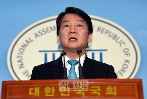 지방선거에서 서울시장에 출마한 바른미래당 안철수 예비후보가 10일 국회 정론관에서 기자회견을 열고 김기식 금감원장의 사퇴를 촉구하고 있다.박윤슬 기자 seul@seoul.co.kr 지방선거에서 서울시장에 출마한 바른미래당 안철수 예비후보가 10일 국회 정론관에서 기자회견을 열고 김기식 금감원장의 사퇴를 촉구하고 있다.박윤슬 기자 seul@seoul.co.kr