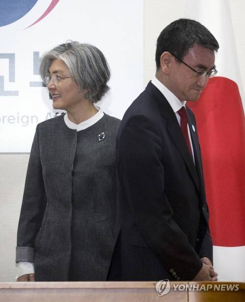 자리로 향하는 한일 외교장관 (서울=연합뉴스) 안정원 기자 = 강경화 외교부 장관과 고노 다로(河野太郞) 일본 외무상이 11일 오전 서울 도렴동 외교부 청사에서 열린 외교장관 회담에서 자리로 향하고 있다. 이날 양국 장관은 한일관계와 북한 및 북핵 문제를 중심으로 상호 관심사에 대해 의견을 교환할 예정이다. 2018.4.11 jeong@yna.co.kr