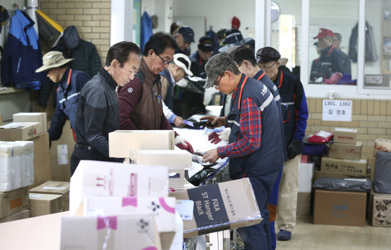 서울 노원구 상계주공 아파트 14단지 경로당에서 택배 물품을 분류하는 실버 기사들. 임현동 기자