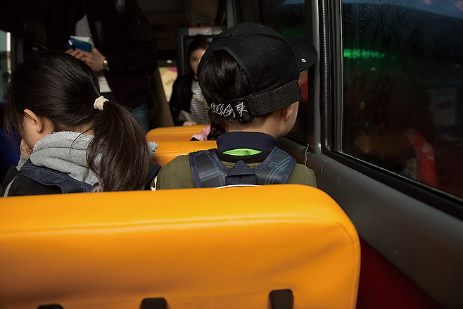 한 남자아이의 어깨가 좌석 위로 올라와 있다. © 시사저널 이종현