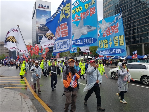 14일 태극기행동본부가 집회를 마친 뒤 서울 광화문 광장을 향해 행진하고 있다. /박현익 기자