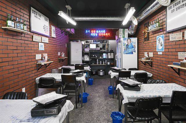 붉은 벽돌벽이 복고감성을 전달하는 잠수교집의 내부 전경. 이가은 사진작가