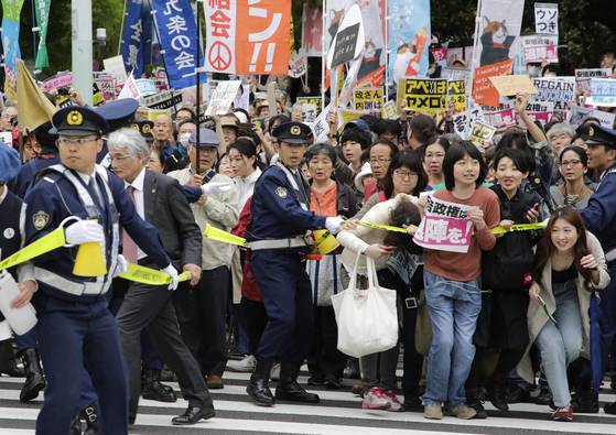 14일 도쿄 나가타초 국회의사당 앞에서 열린 '아베 정권 퇴진' 집회에 3만여명이 몰린 가운데 참가자들이 폴리스라인을 넘어가고 있다.[EPA=연합뉴스]