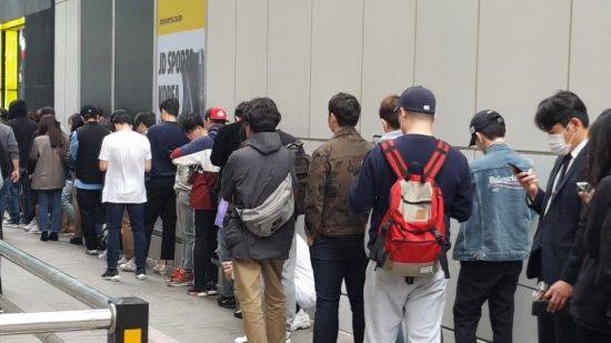 13일 강남역에 위치한 한 신발 매장이 한정판 운동화를 사려는 사람들로 장사진을 이뤘다.