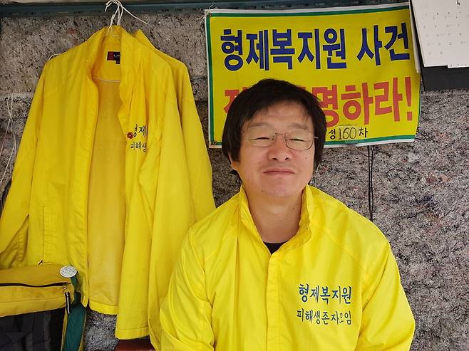 서울 영등포구 국회의사당역 6번출구 앞에서 160여일째 노숙농성을 벌이고 있는 형제복지원 피해생존자 모임 활동가 최승우(49)씨.