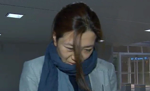 ‘물벼락 갑질’ 논란에 휘말린 조현민 대한항공 전무가 15일 새벽 인천국제공항을 통해 입국하고 있다. MBC 방송화면 캡처