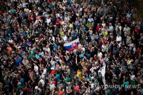 15일(현지시간) 브라티슬라바 광장에 모인 3만여명의 시위대가 잔 쿠치악 피살 사건의 진상 규명과 경찰청장 해임을 촉구하고 있다.  [AFP=연합뉴스]