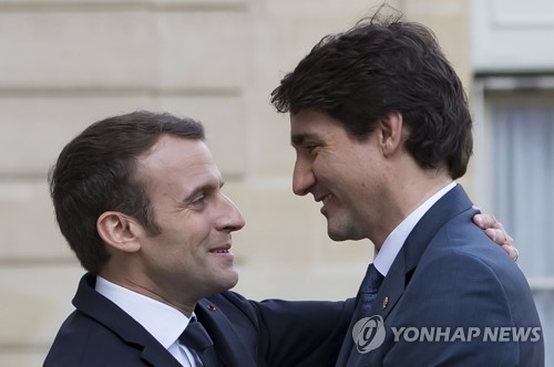 반갑게 인사하는 마크롱 프랑스 대통령(왼쪽)과 트뤼도 캐나다 총리 (파리 EPA=연합뉴스)