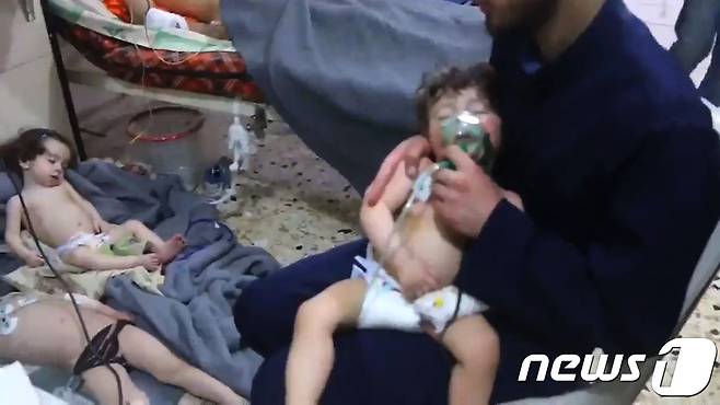 화학무기 공격으로 치료를 받고 있는 시리아 아이들. © AFP=뉴스1