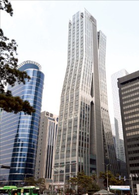 2009년 입주한 서울 영등포구 여의도동 ‘에스트레뉴’ 빌딩. 최고 36층에 상가 36실과 오피스텔 118실로 구성돼 있다. 한경DB
